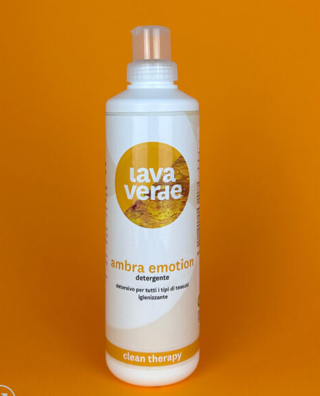Detergente Bucato Ambra Emotion Lavaverde – 720 ml – Profumo Mela, Spezie, Ambra e Cedro
