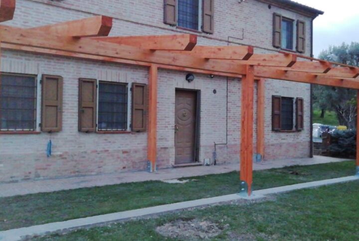 pergola addossata a misura e pavimento decking massandruba
