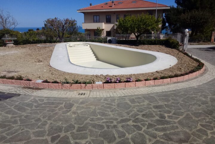 piscina casseri forma libera