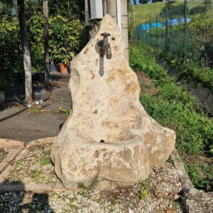 Fontana in pietra naturale con vasca integrata – modello artigianale unico