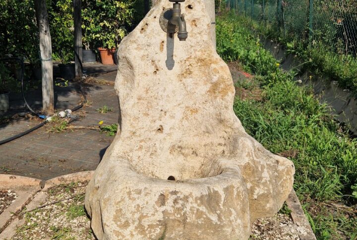 Fontana in pietra naturale con vasca integrata – modello artigianale unico