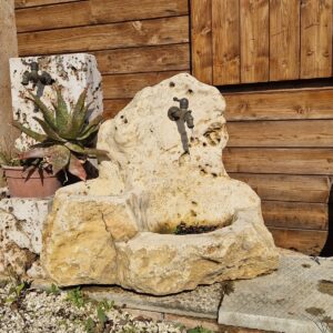 Fontana in pietra naturale compatta con vasca integrata – modello artigianale unico