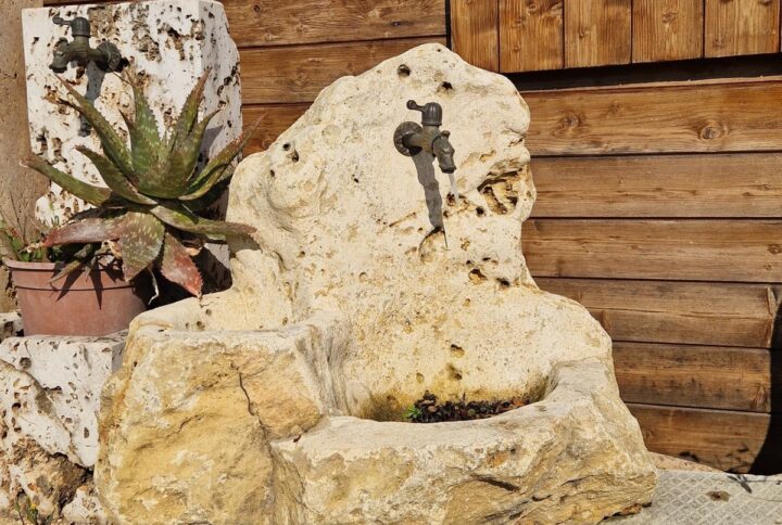 Fontana in pietra naturale compatta con vasca integrata – modello artigianale unico
