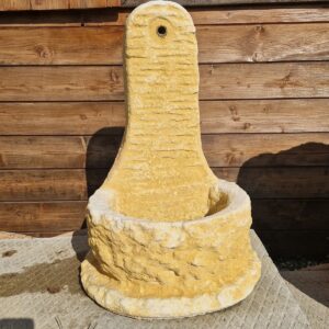 Fontana in pietra giallo ocra con vasca e schienale lavorato – modello artigianale unico