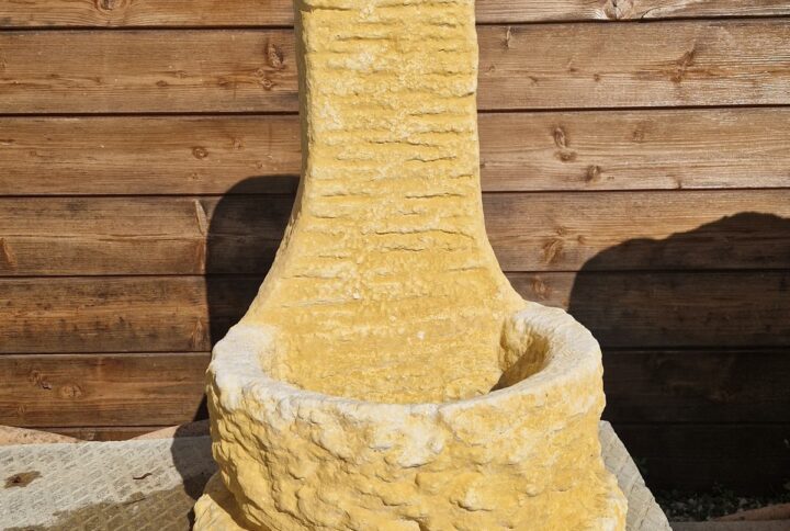 Fontana in pietra giallo ocra con vasca e schienale lavorato – modello artigianale unico