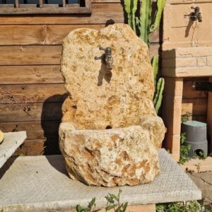 Fontana in pietra naturale con vasca scolpita – modello artigianale unico