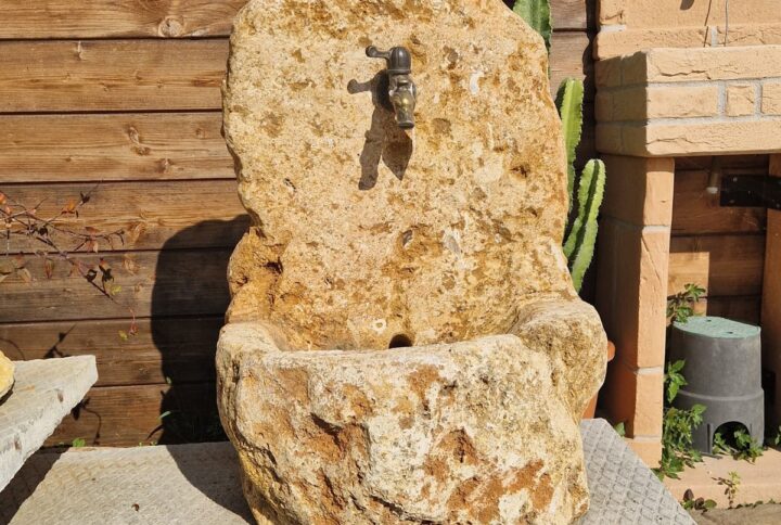 Fontana in pietra naturale con vasca scolpita – modello artigianale unico