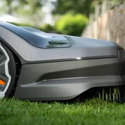 husqvarna-automower-305e-nera-mp-166999491-robot-rasaerba-06.webp