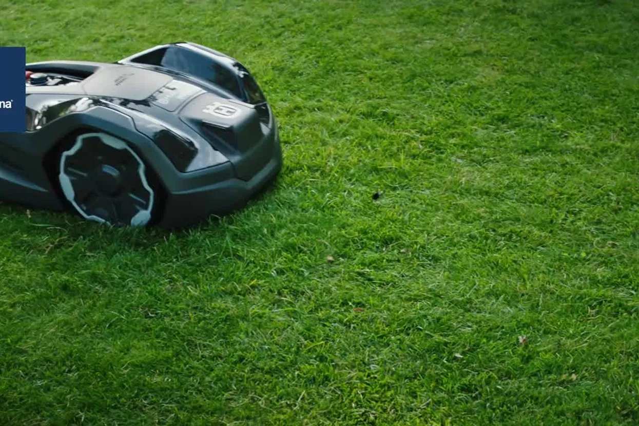 husqvarna-automower-305e-nera-robot-rasaerba-02.webp