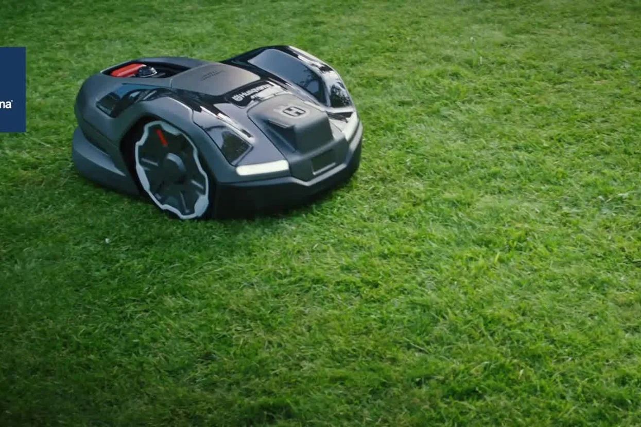 husqvarna-automower-405xe-nera-robot-rasaerba-02.webp