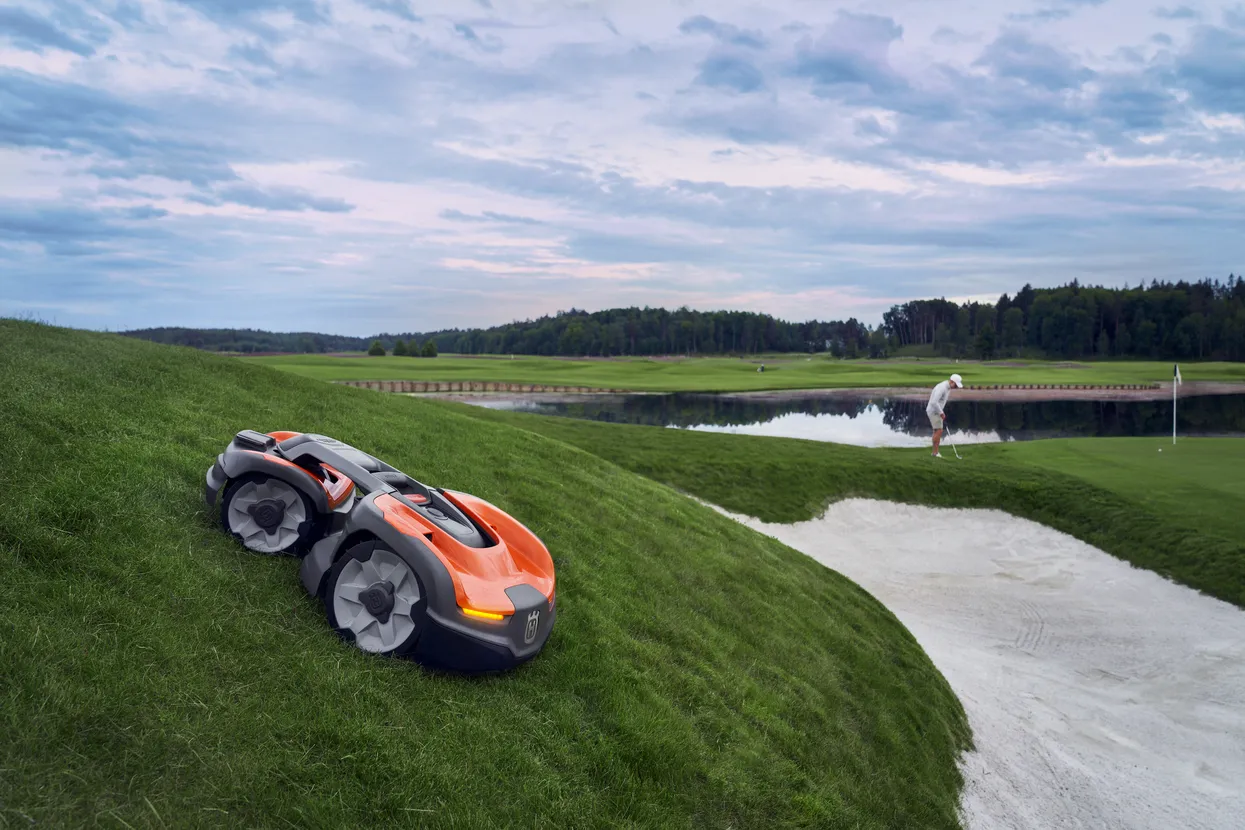 husqvarna-automower-535awd-robot-rasaerba-02.webp